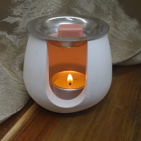 White Maison Lumière (the House of Light) tealight wax melt warmer
