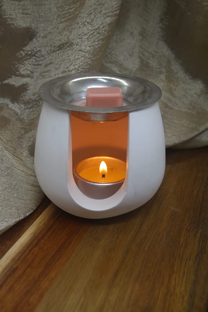White Maison Lumière (the House of Light) tealight wax melt warmer